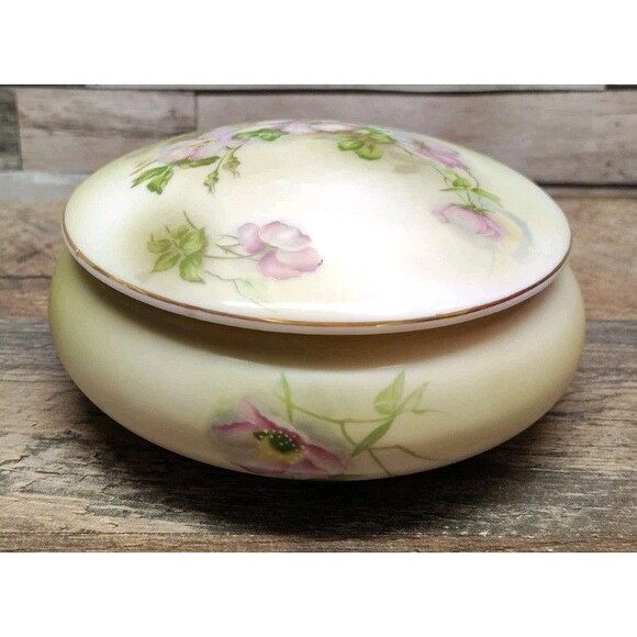 Vintage Nippon Hand Painted Porcelain Covered Jewelry Trinket Powder Box Cottage - Picture 1 of 11